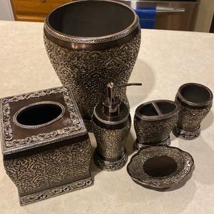 Very nice bathroom accessory set